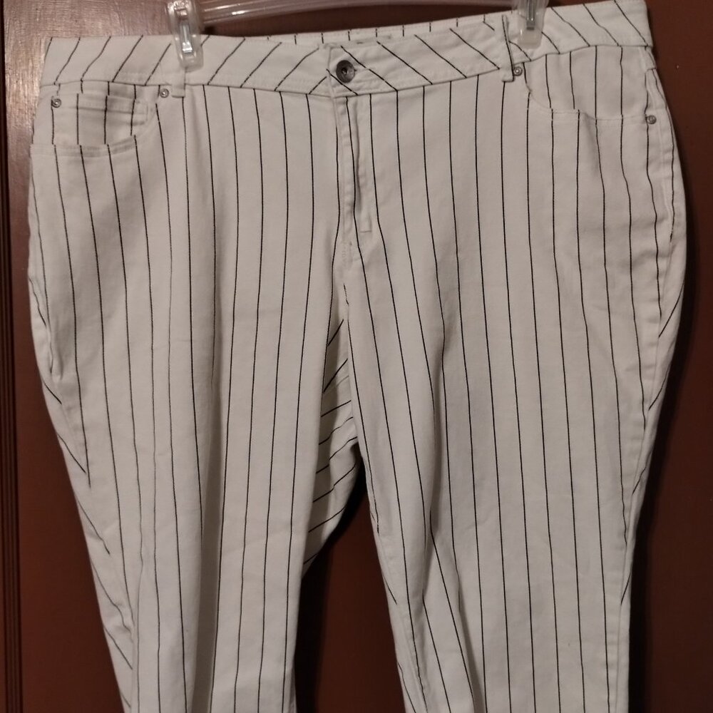 Cato Women's White/OFF WHITE Pinstriped Capri Jeans Size 22W